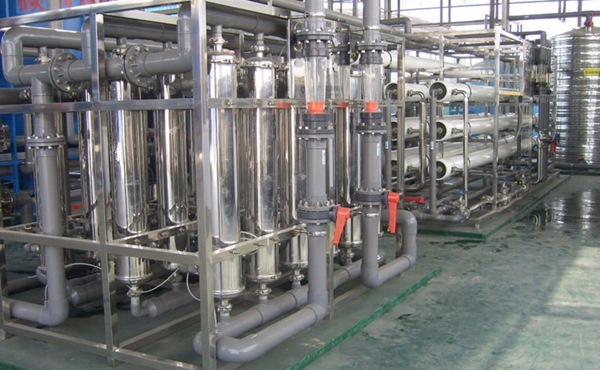       化工行業中的高純水主要應用於電池行溶劑用純水、化學分析、化工材料、產品清洗、物質的分離、濃縮、提純，廢物回收等場合的用水，對於水質要求相對來說不是太高，純水電導率從0.1uS/cm-20uS/cm就基本上能滿足要求。叼嘿视频下载公司可根據客戶對水質的具體要求，采用反滲透，離子交換，EDI等超純水生產工藝的不同組合，生產出即經濟實用，又