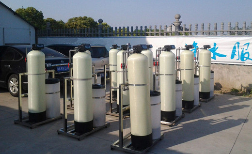 鍋爐軟化水設備分為時間控製型、流量控製型，連續供軟水係統型多種係列，有單閥單罐、單閥雙罐、雙閥雙罐並聯、大型多閥多罐串聯等多種組合形式，滿足用戶不同用水需求。