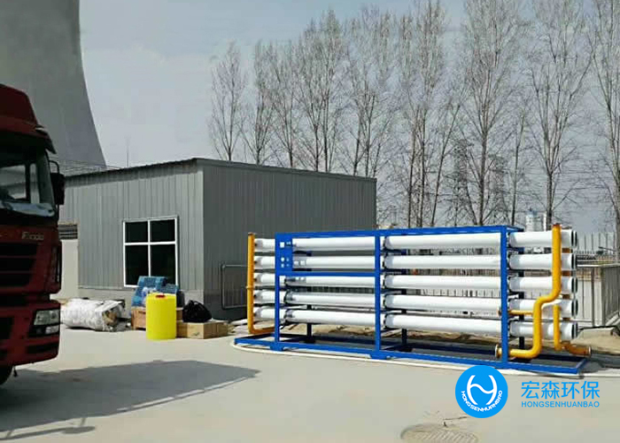 造紙工業廢水主要來源於分製漿和抄紙兩個生產過程。製漿產生的廢水，汙染為嚴重，洗漿時排出廢水呈黑褐色，其中汙染物濃度很高，BOD高達5～40 g/L，含有大量纖維、無機鹽、色素和大量的酸堿物質。抄紙機排出的廢水，其中含有大量纖維和在生產過程中添加的填料和膠料。同時造紙過程中還需要加入一些必要的化學助劑，加重了對水體的汙染造紙汙